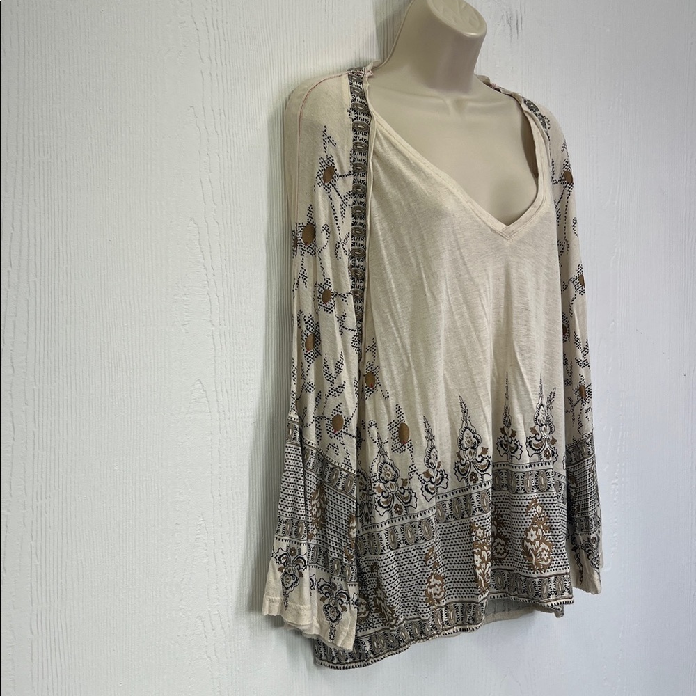 Free People - Beige Medallion Printed V Neck Long Sleeve Blouse Size Medium - Picture 3 of 10